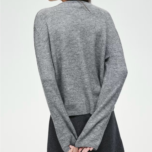 Loose-Fit Cardigan 🩶 - Picture 4 of 4